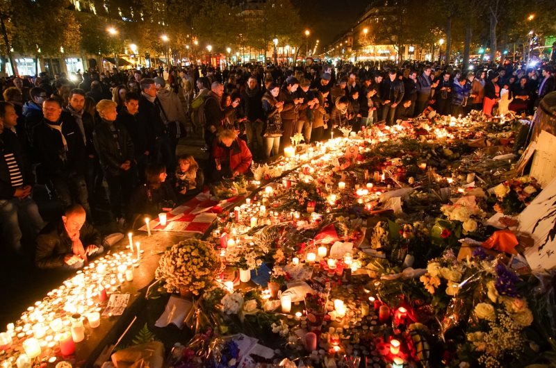Read more about the article Dziś 2 rocznica najkrwawszych zamachów w Paryżu w których życie straciło 130 osób a ponad 300 zostało rannych