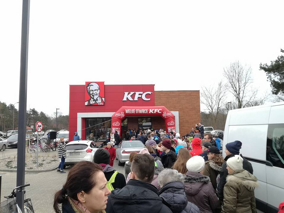Read more about the article 300 kubełków po 1 zł! Ludzie szturmem obalili baner na otwarciu KFC pod Warszawą [Wideo]
