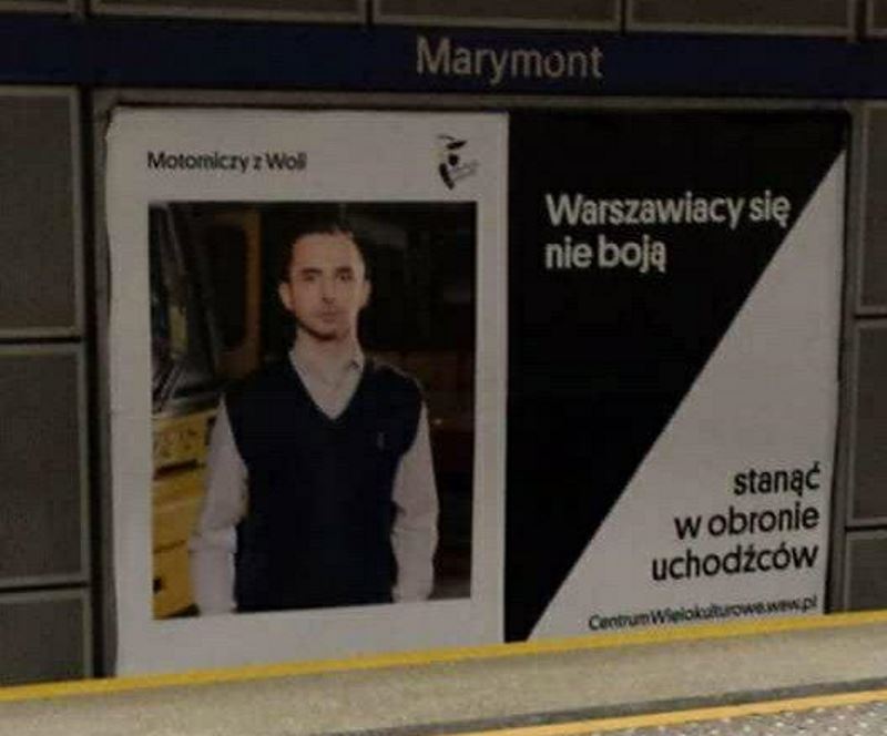 Read more about the article „Warszawiacy się nie boją stanąć w obronie uchodźców”. Burza wokół kampanii w metrze