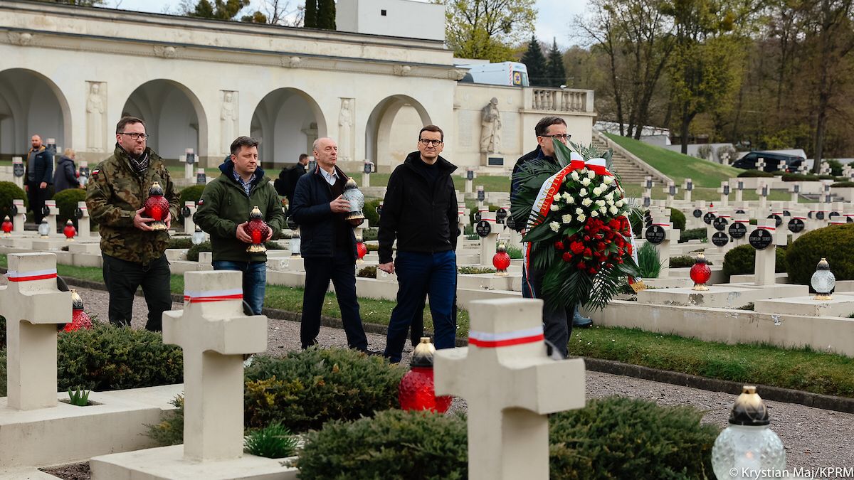 Read more about the article Mateusz Morawiecki na cmentarzu Orląt Lwowskich. W komentarzach oburzenie!