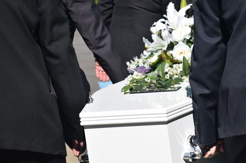 Read more about the article Zdjęcia z pogrzebu małej Lizy zabitej przez Rosjan rozdzierają serce: „Spójrz mój kwiatuszku”