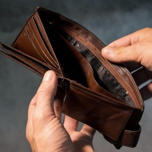 Oszuści sięgają do Twojego portfela. Jak można stracić pieniądze?