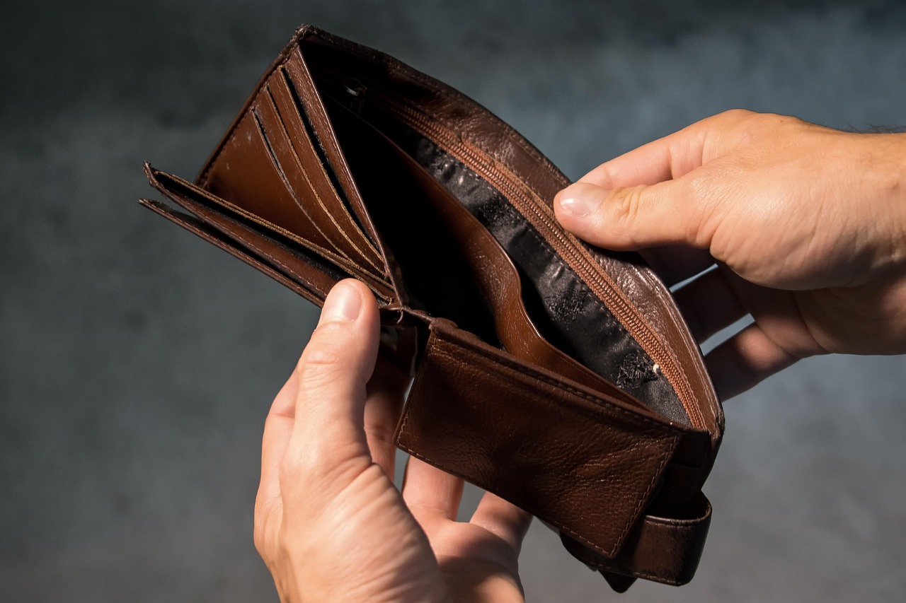 Read more about the article Oszuści sięgają do Twojego portfela. Jak można stracić pieniądze?